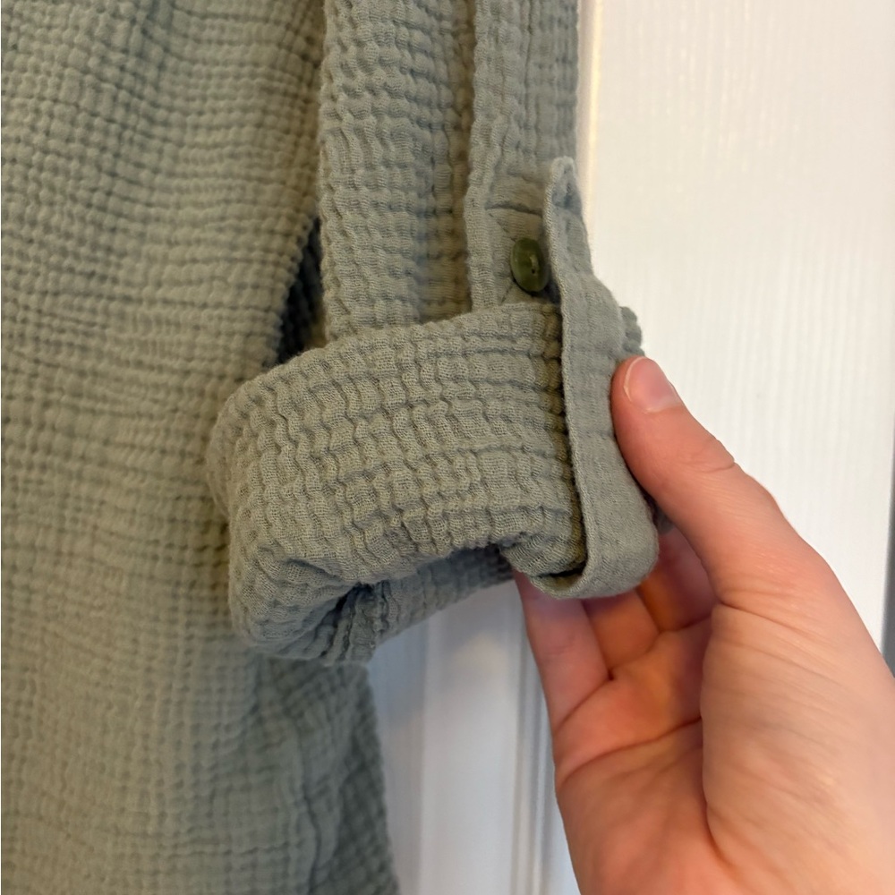 Lightweight Button Up S - Picture 4 of 6